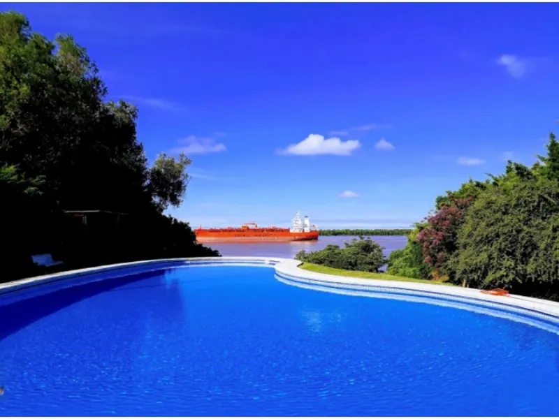 Excelente Casa de categoría con piscina con vista panorámica y muelle al Río Paraná