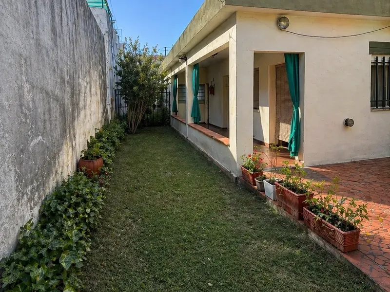 Casa 2 dormitorios con galpón — Barrio Matheu, Rosario