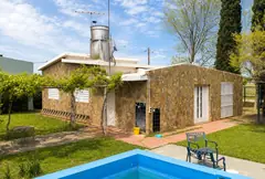 Casa con pileta, galería y parque sobre terreno de 739 m² en Pueblo Esther — imagen 2