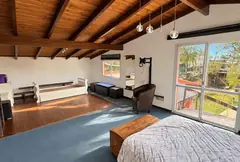 Casa de dos plantas con pileta y quincho sobre dos lotes, en Parque Vernazza — imagen 15