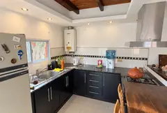 Casa de dos plantas con pileta y quincho sobre dos lotes, en Parque Vernazza — imagen 5