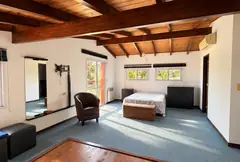 Casa de dos plantas con pileta y quincho sobre dos lotes, en Parque Vernazza — imagen 17