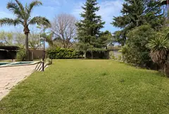 Casa de dos plantas con pileta y quincho sobre dos lotes, en Parque Vernazza — imagen 20