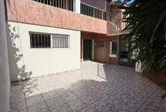 Casa de pasillo con amplio patio y parrillero – Zona Sur de Rosario — imagen 2