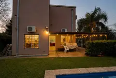 Casa de tres dormitorios con pileta y quincho a metros del río — imagen 2